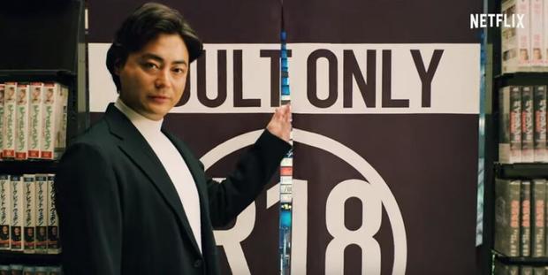 山田孝之站在碟片租赁店"18禁"区域的帘子前,问道"想不想一窥我的世界