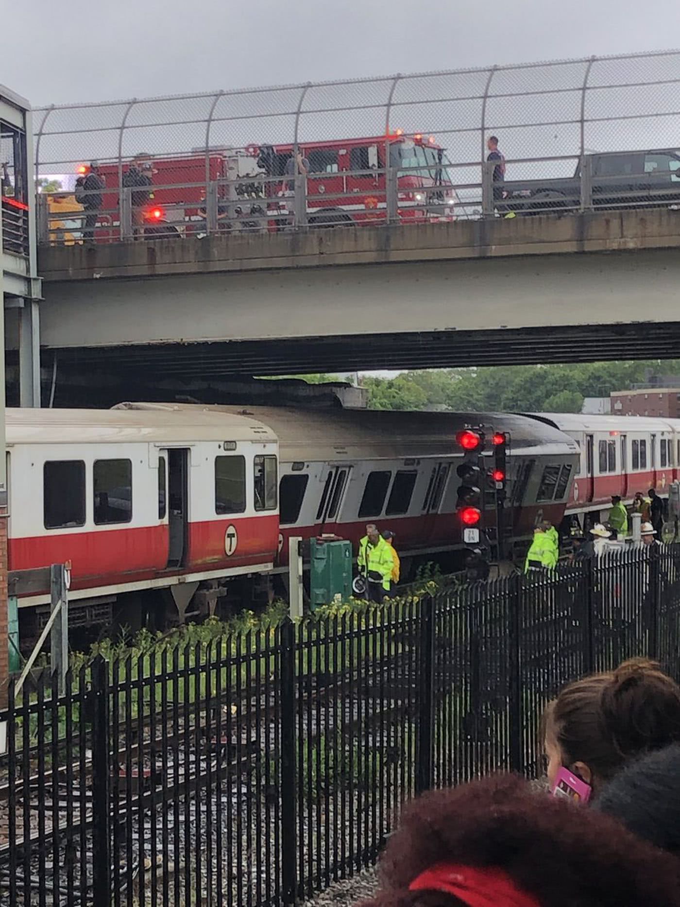 波士顿地铁脱轨致11伤