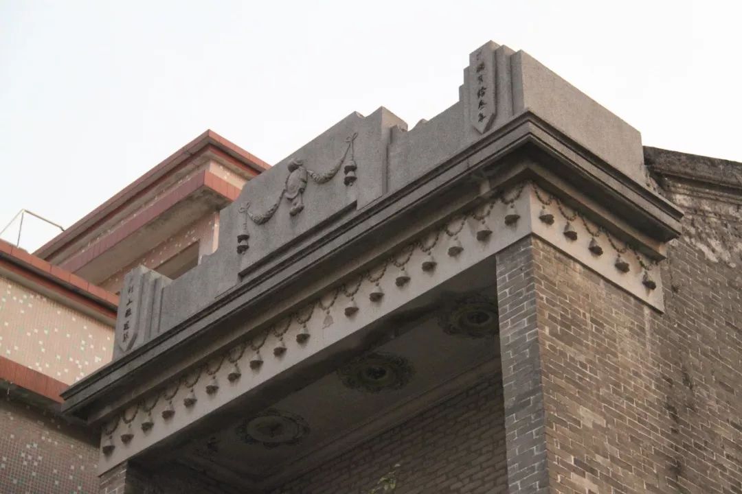 大涌镇岚田北堡民居女儿墙▲火炬开发区大环碉楼三叶草形窗楣▲东区