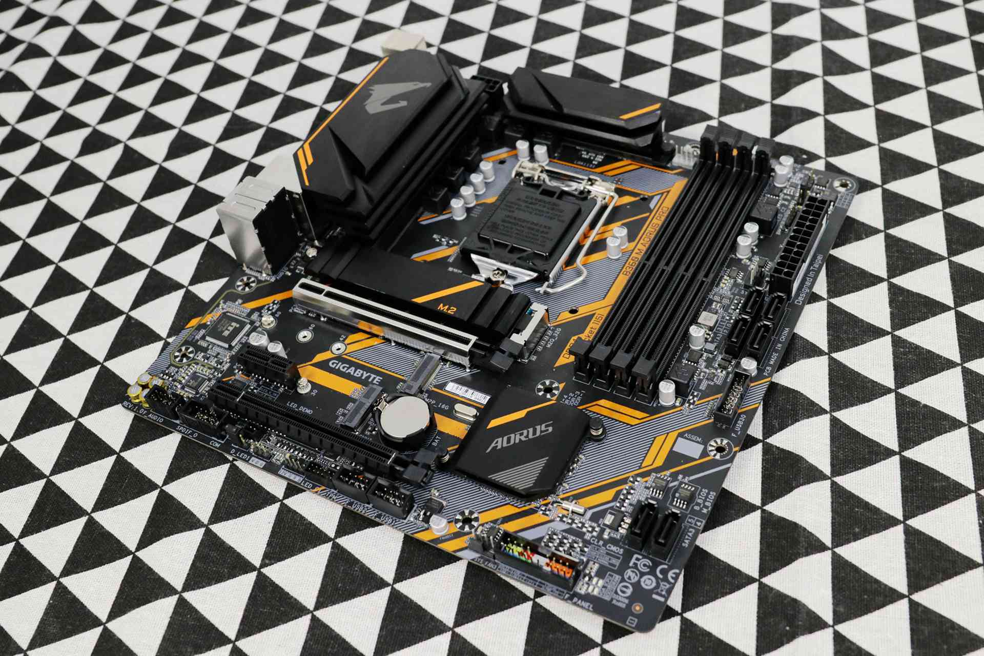 当时板u买的套装,搭配的主板是技嘉的b360m aorus pro小雕.