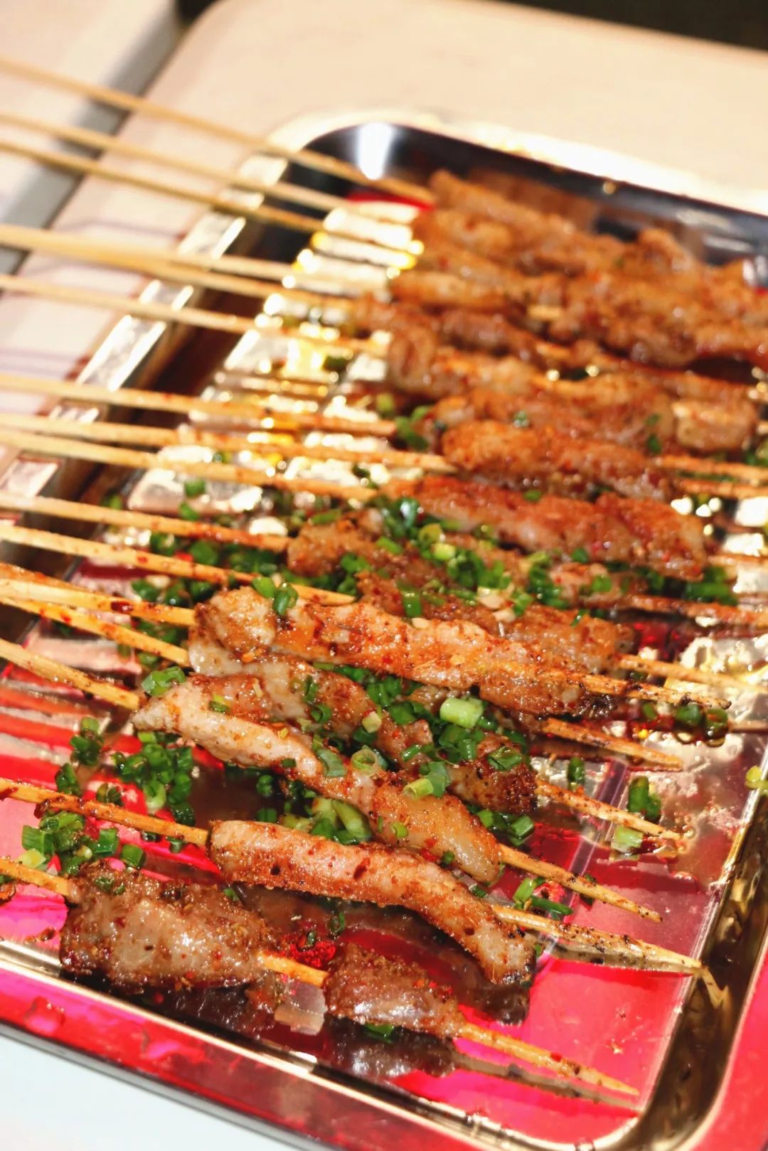 按照老板的指导,我"一口勒"下了一串肉, 刚开始嚼了两下, 满嘴的肉汁