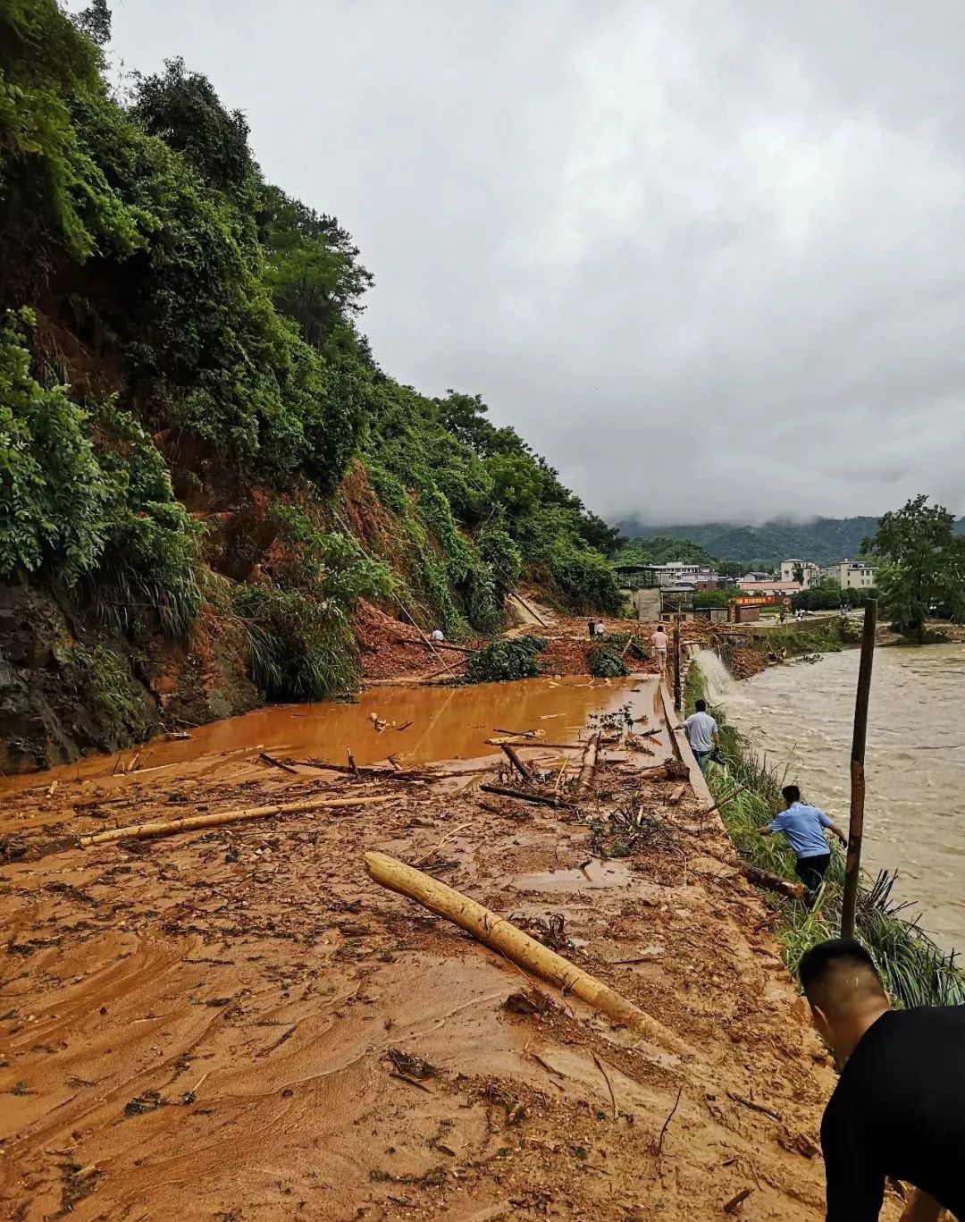 全州3名村民围观洪水不幸身亡吃瓜群众做不得