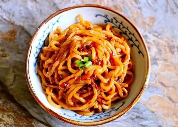 香辣酱拌面做法简单早上来一碗舒服一整天