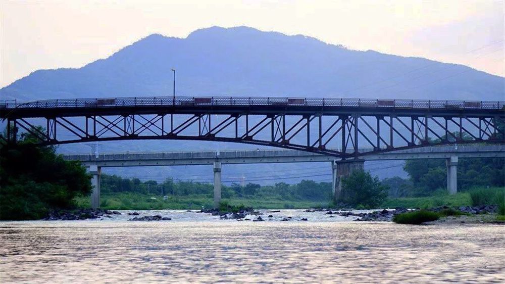 两座大桥,并列横跨剡溪之上,都叫藏山桥,一座是新建的钢筋水泥桥,另一