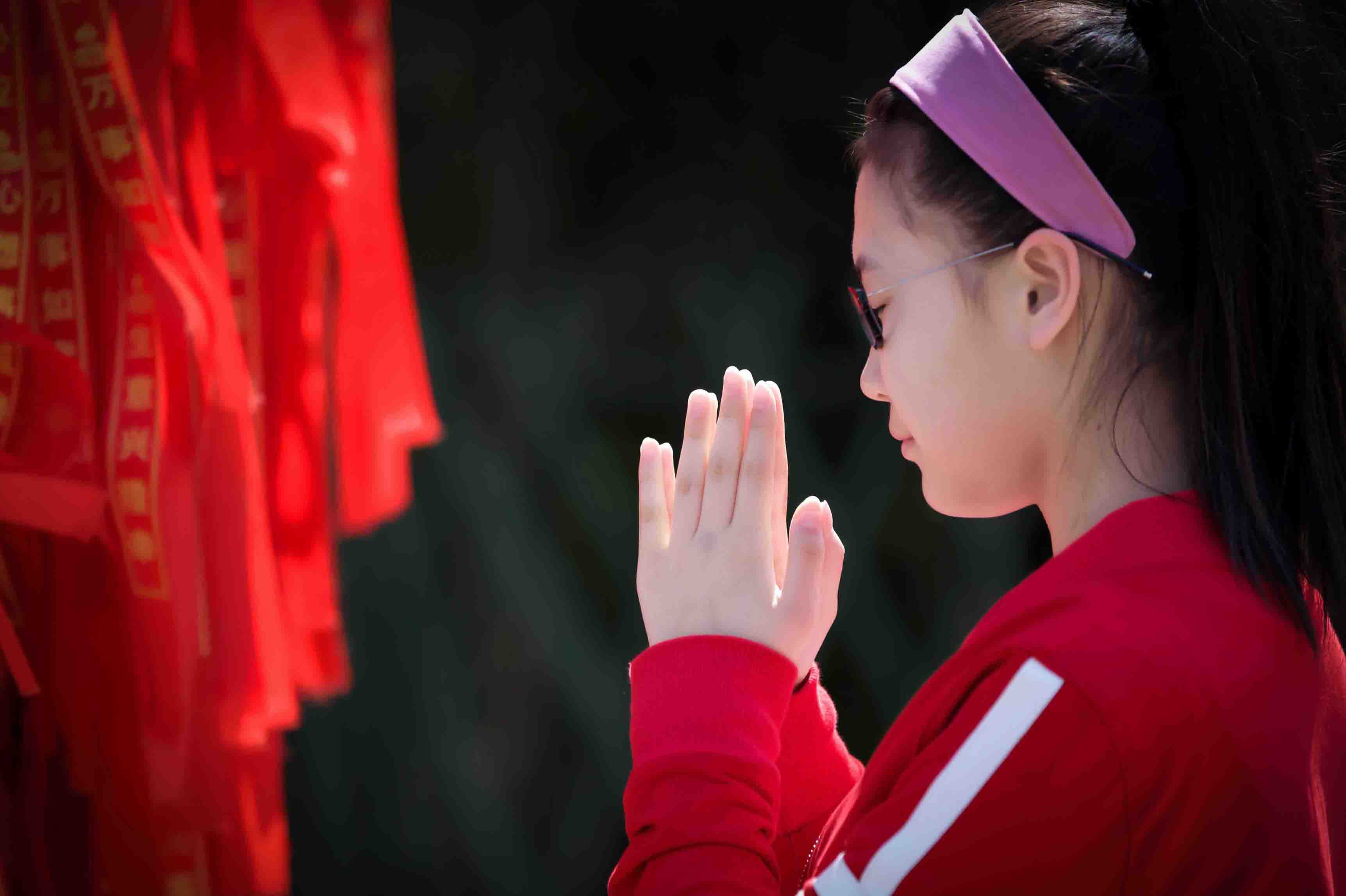 古装女子拜佛图片图片