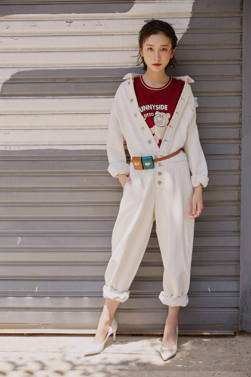 女演员姜梓新休闲率性时尚写真