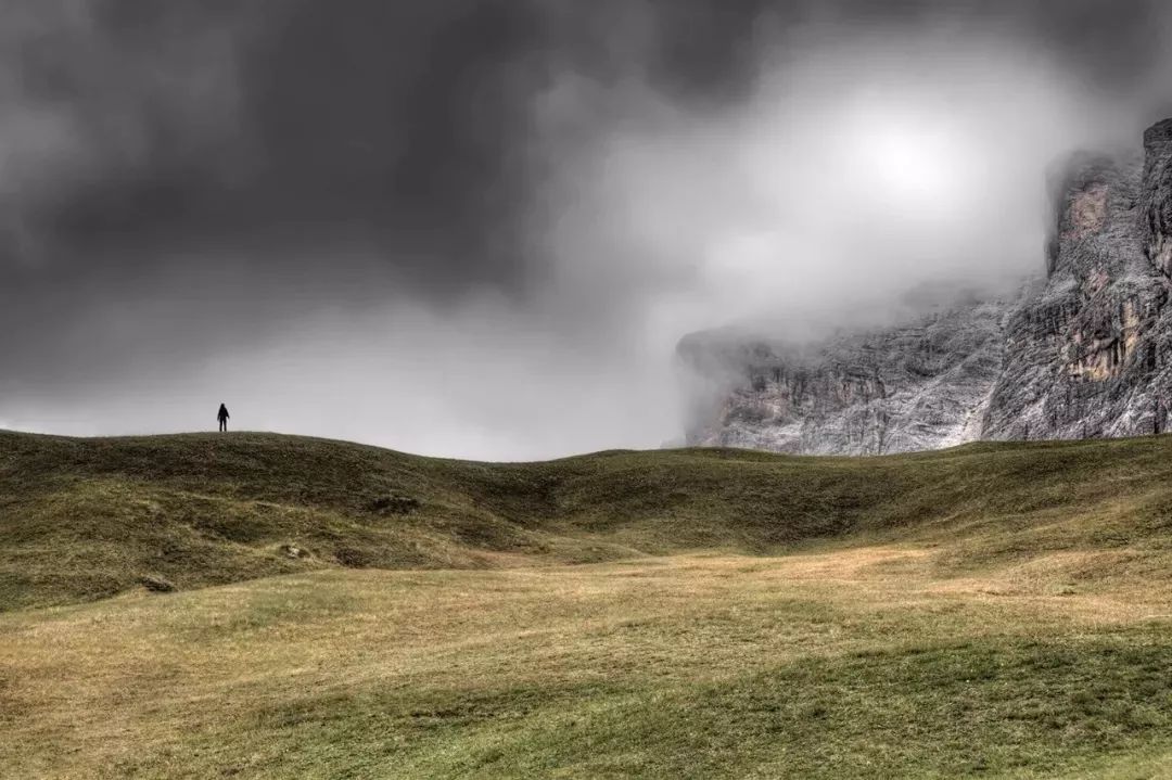 他的摄影风格是极简主义结合超现实主义,总是试图为作品创作出一种