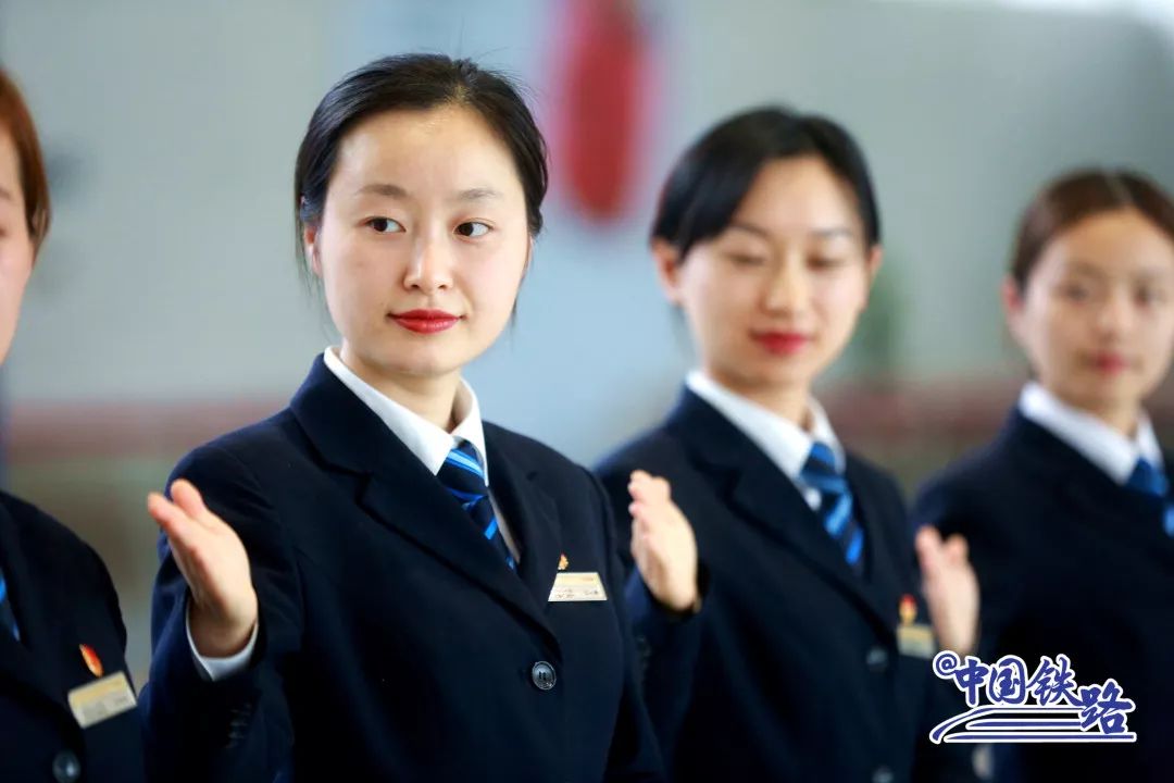 哦,原来是宜宾西站的客运人员在进行微笑礼仪和服务手势礼仪培训.