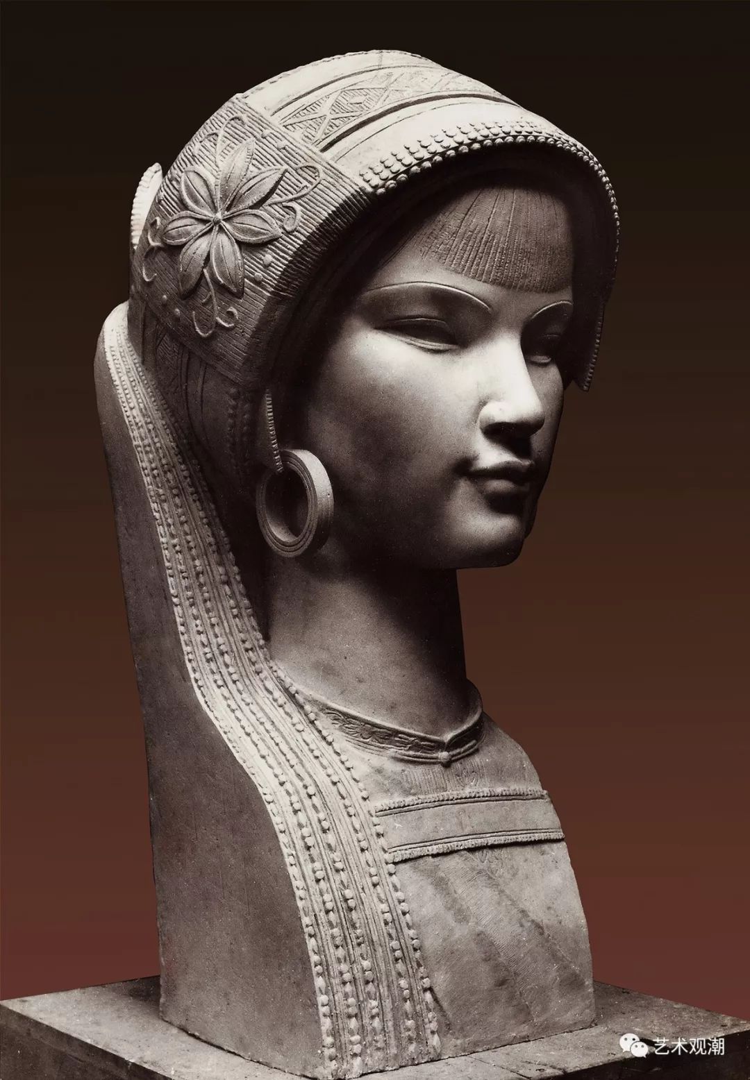 《阿诗玛》大理石/高60cm/1979年入选1982年第一届全国少数民族美术