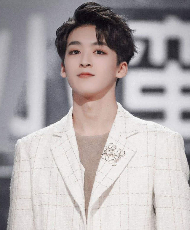 有种整容叫何洛洛,看到他出道前的照片,网友:还好没放弃!_组合