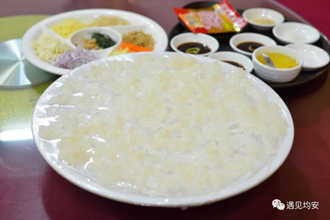 通过新陈代谢消除掉多余的脂肪,经过吊水,清水静养,每条鲩鱼重3-6斤