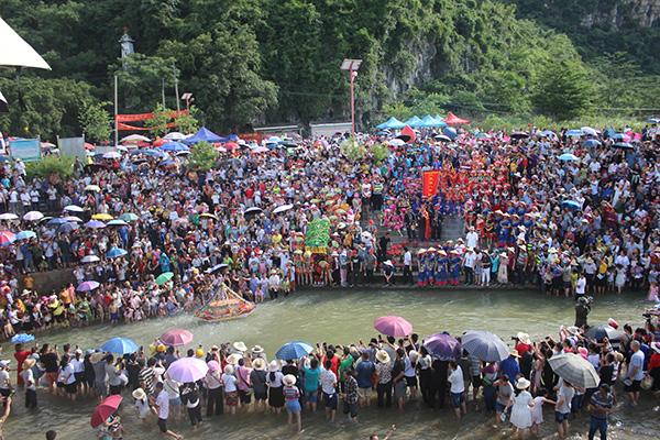 广西上林县利用"渡河公"传统盛会开展反邪教宣传
