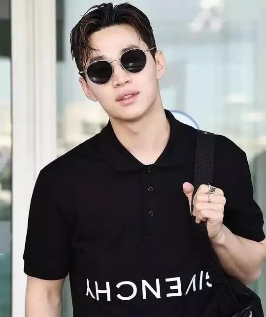 镜头下的刘宪华带着圆形的墨镜也难掩帅气的气质,在发型上也十分的有