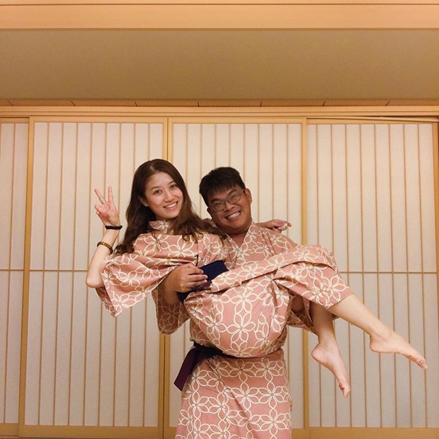 29岁女星晒钻戒高调宣布被求婚,男方长相憨厚喜庆