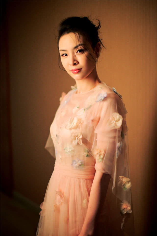 吴敏霞现身上海国际影视节 跨界颁奖见证精品之作