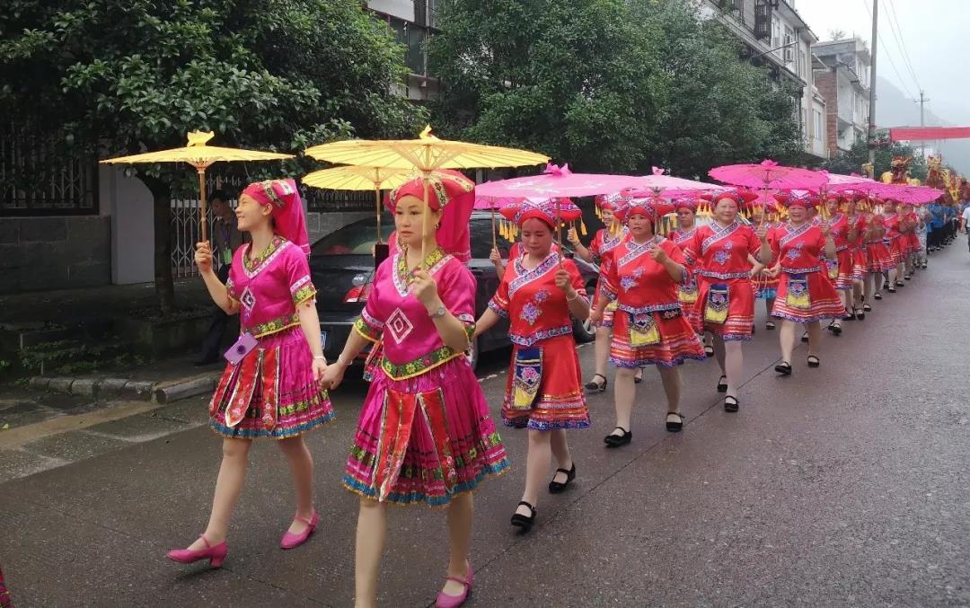 活动当天,福利镇在综合文化广场举办了"五月八"民俗文化旅游节庆典