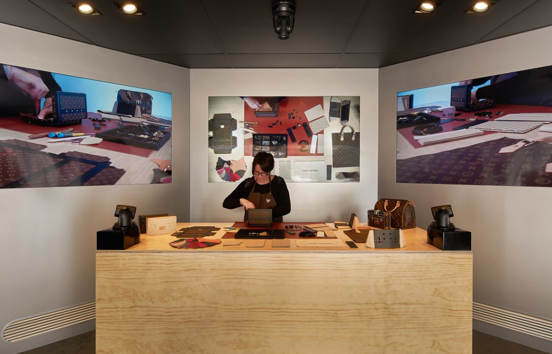 了胶囊的造型,前台则被设置成从法国搬来的louis vuitton工坊,来自 lv