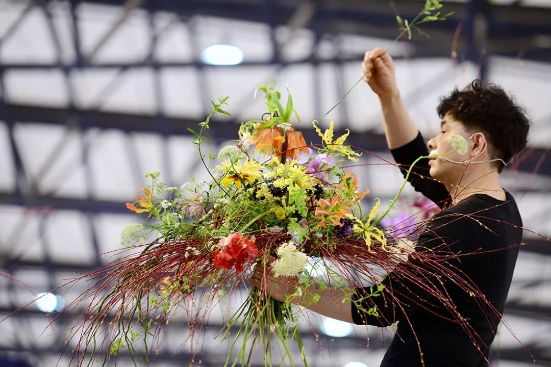 他是吴勉,一个以师法自然的花艺大师!