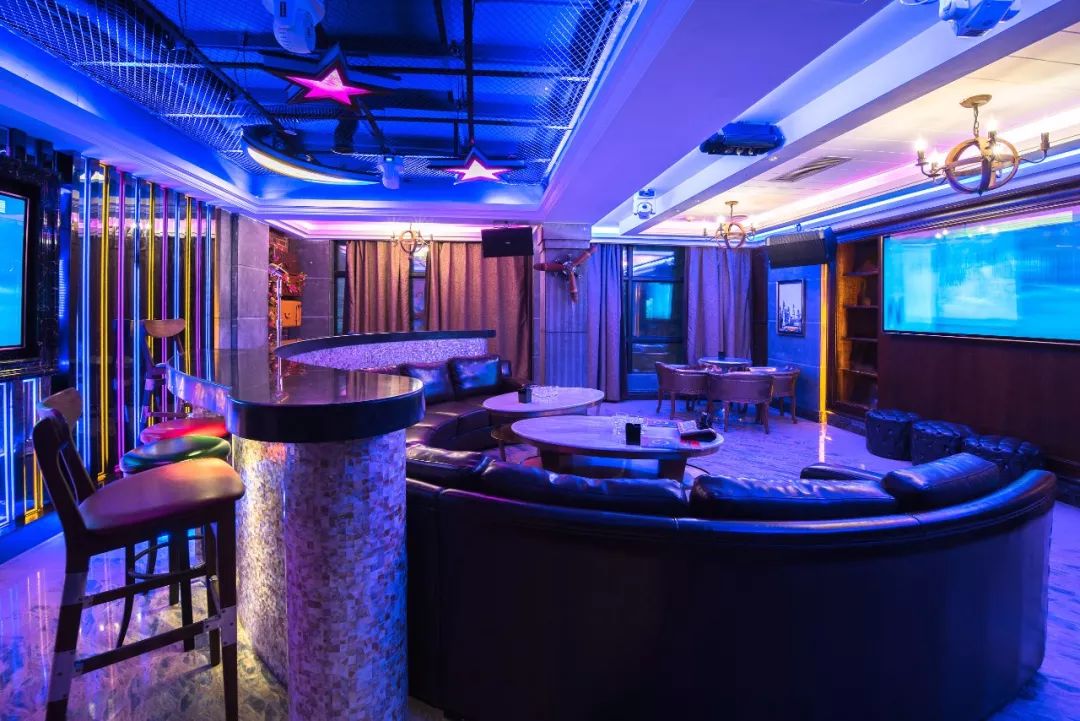 月薪一万以上还包吃住夜总会总监招男模他心动了然后出事了