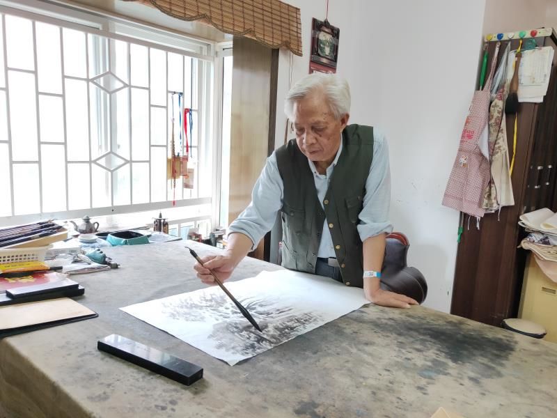 胡炳煊挥墨意纵横丹青绘山川