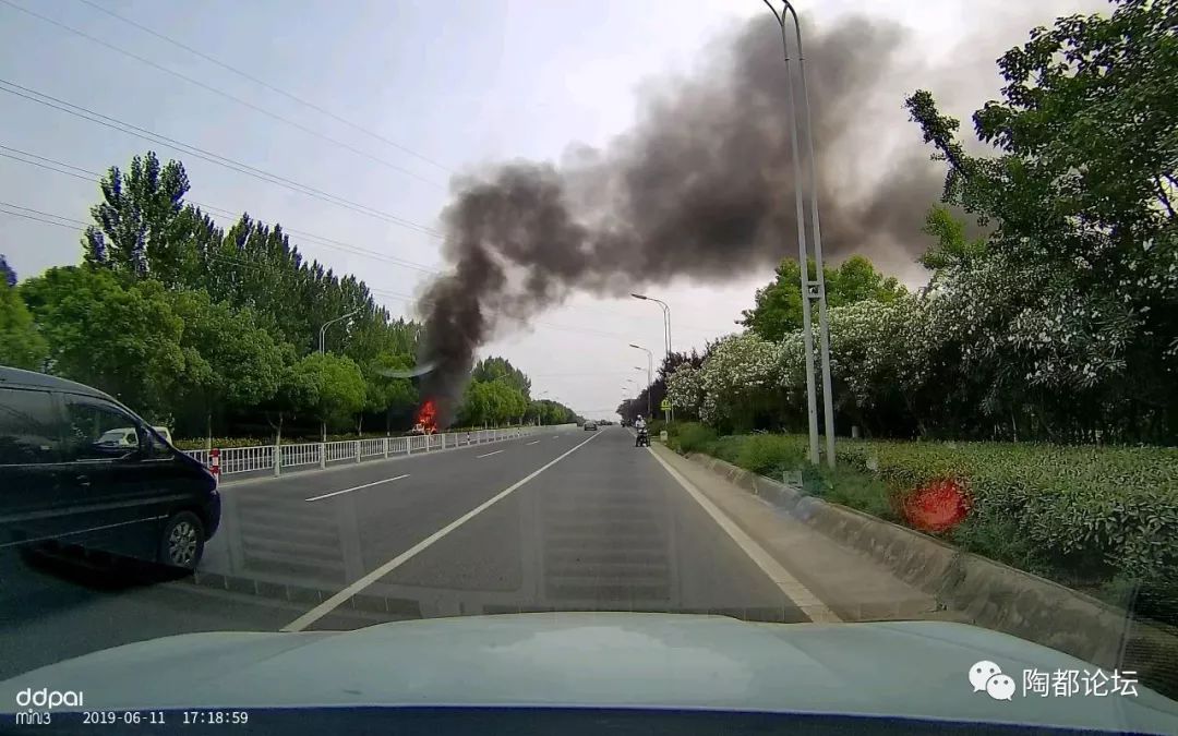 张渚往宜兴方向一车着火,浓烟四起