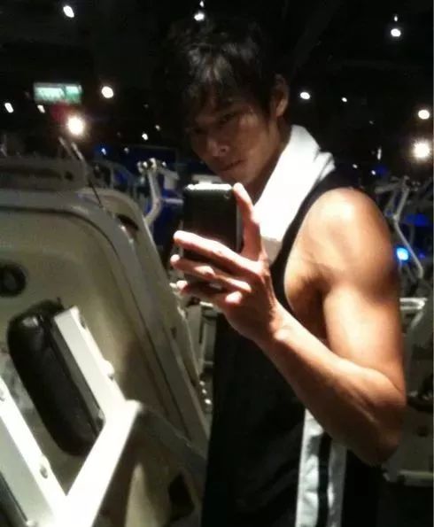 42岁郭品超近照曝光,逆龄颜值秒杀一票小鲜肉!_健身