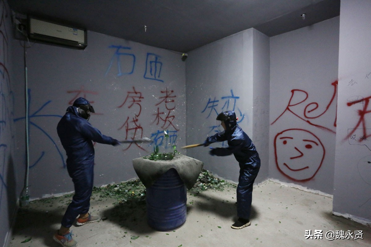 90后江苏男孩西安开解压馆顾客花钱进店暴砸酒瓶释放压力