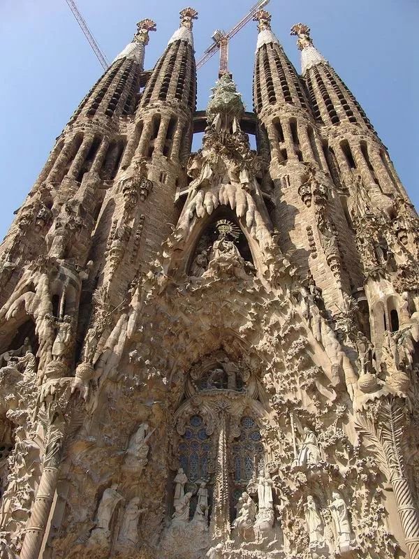 近日终于为由建筑师安东尼·高迪设计的未完成圣家族大教堂(sagrada