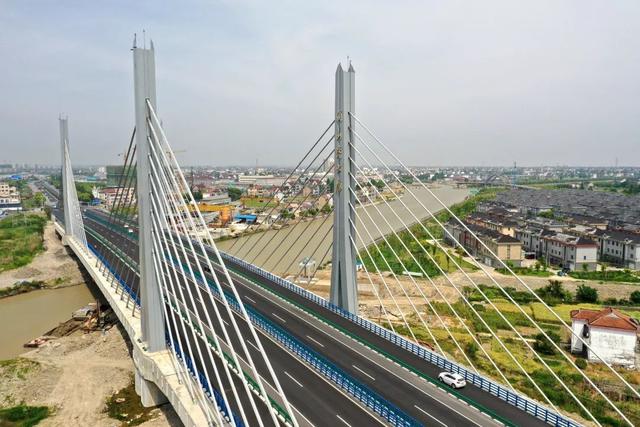 青阳汇大桥通车结束100多年的摆渡历史,嘉兴市内河桥梁单跨最大的一座