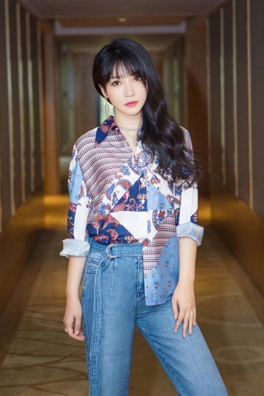 柳岩真会玩,为了凹造型将衬衫一半塞进牛仔裤,美得更高调