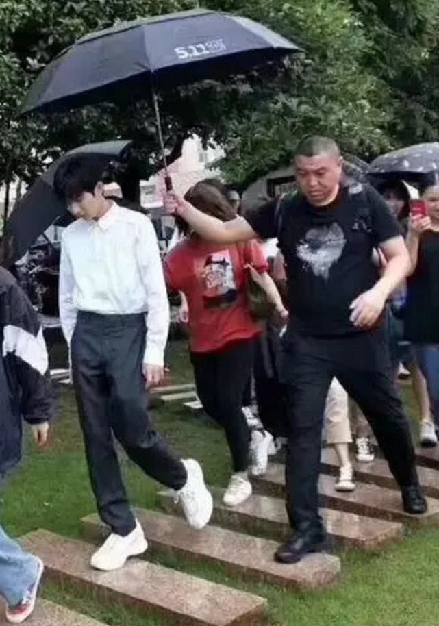 抽烟风波后王源又被曝不心疼员工助理淋雨却无动于衷