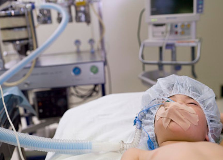 随后小勇被转送到重症监护室,尽管给他插管上呼吸机,配合血液净化等