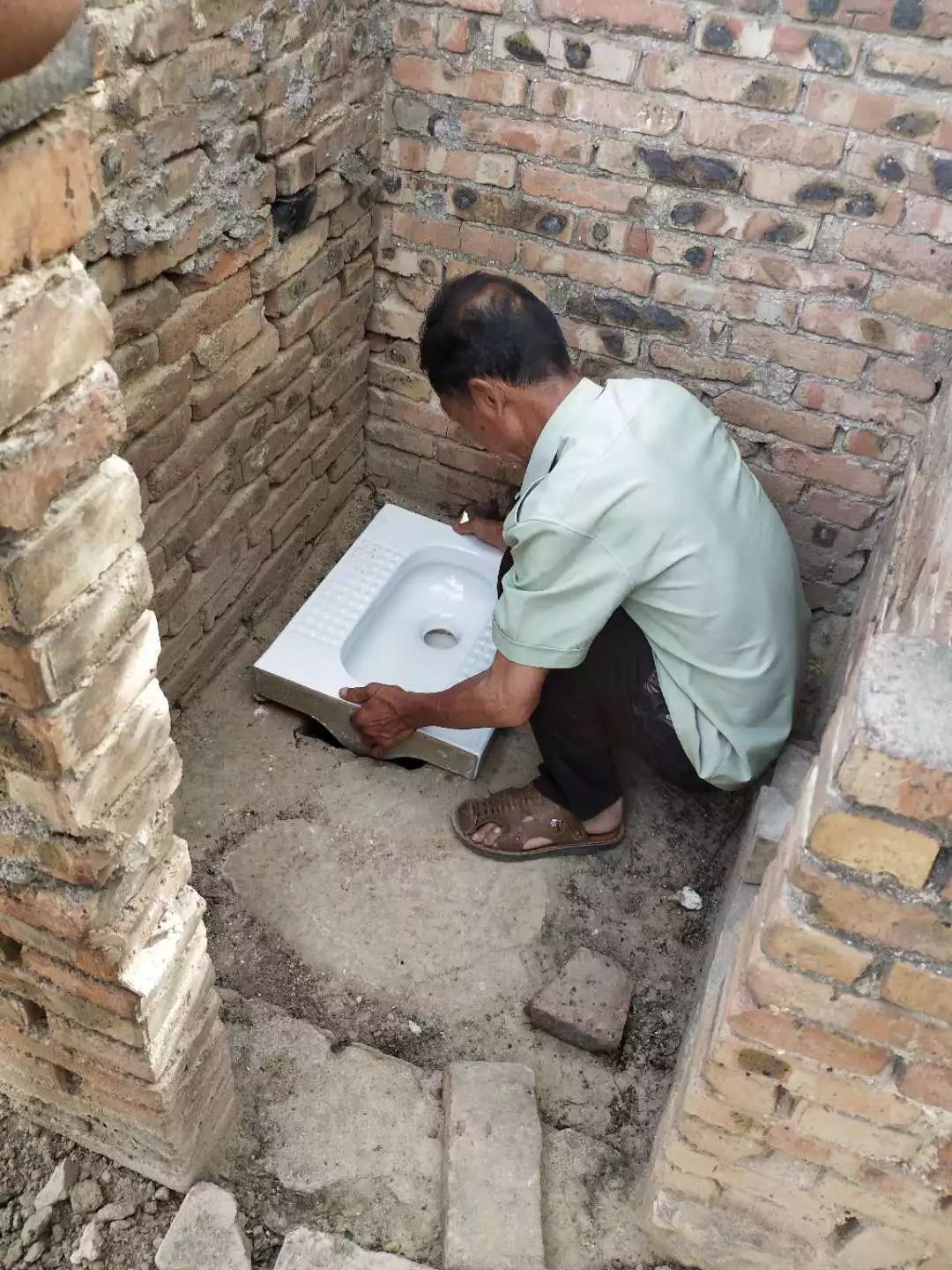 农村改厕施工中照片图片