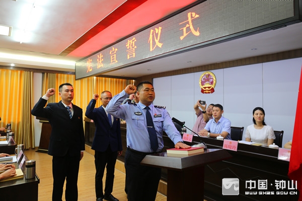 县人大常委会举行宪法宣誓仪式