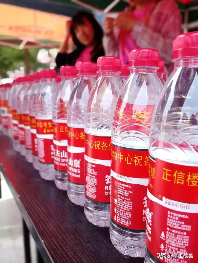 盛源购物中心助力高考爱心送水我们在行动