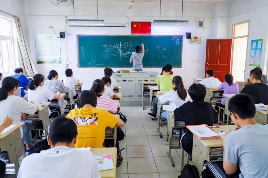 教学,科研等各个方面接受辐射和指导海虞中学高中部作为江苏省常熟