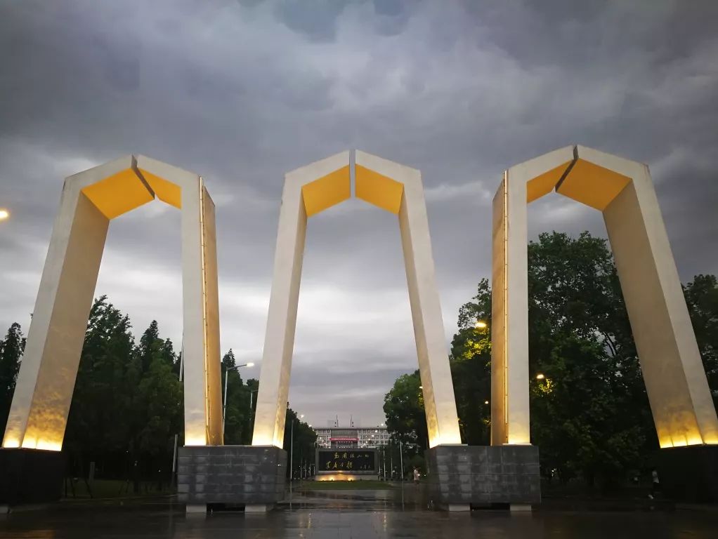 xtuers专属学术服湘大穿在身上是一种什么体验