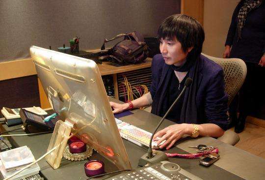 张亚东最开始的老婆是窦唯的妹妹——窦颖,和窦唯交往的多了就相互