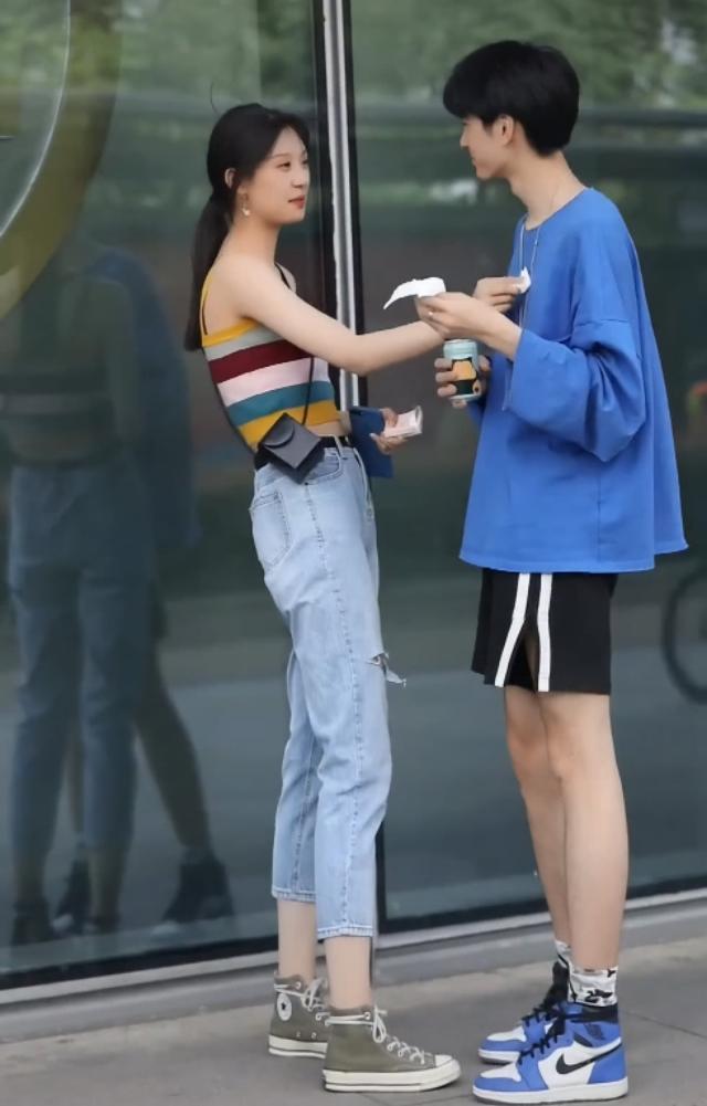 原创抖音年度最佳男友男孩为显女孩腿长配10cm袜子甜炸