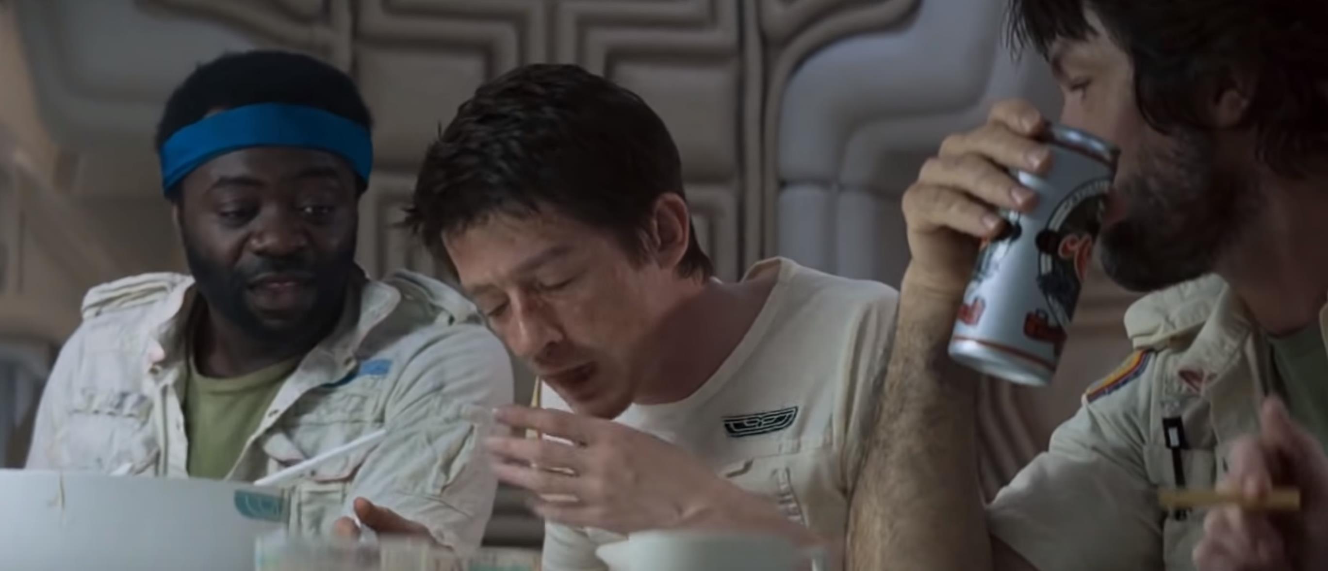 《异形》的朋友可能对这一幕(下图)很熟悉:男子昏倒在桌上,浑身抽搐