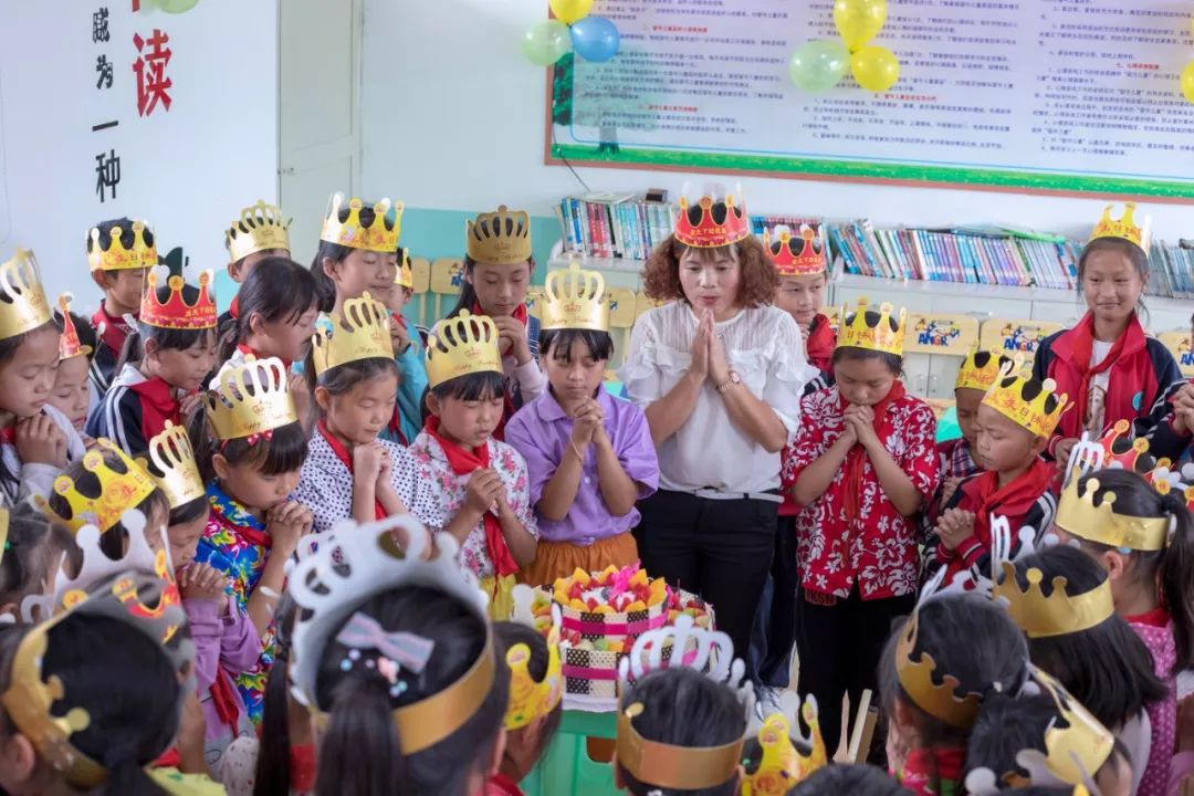 老师视留守儿童为子女学校为26名学生庆生