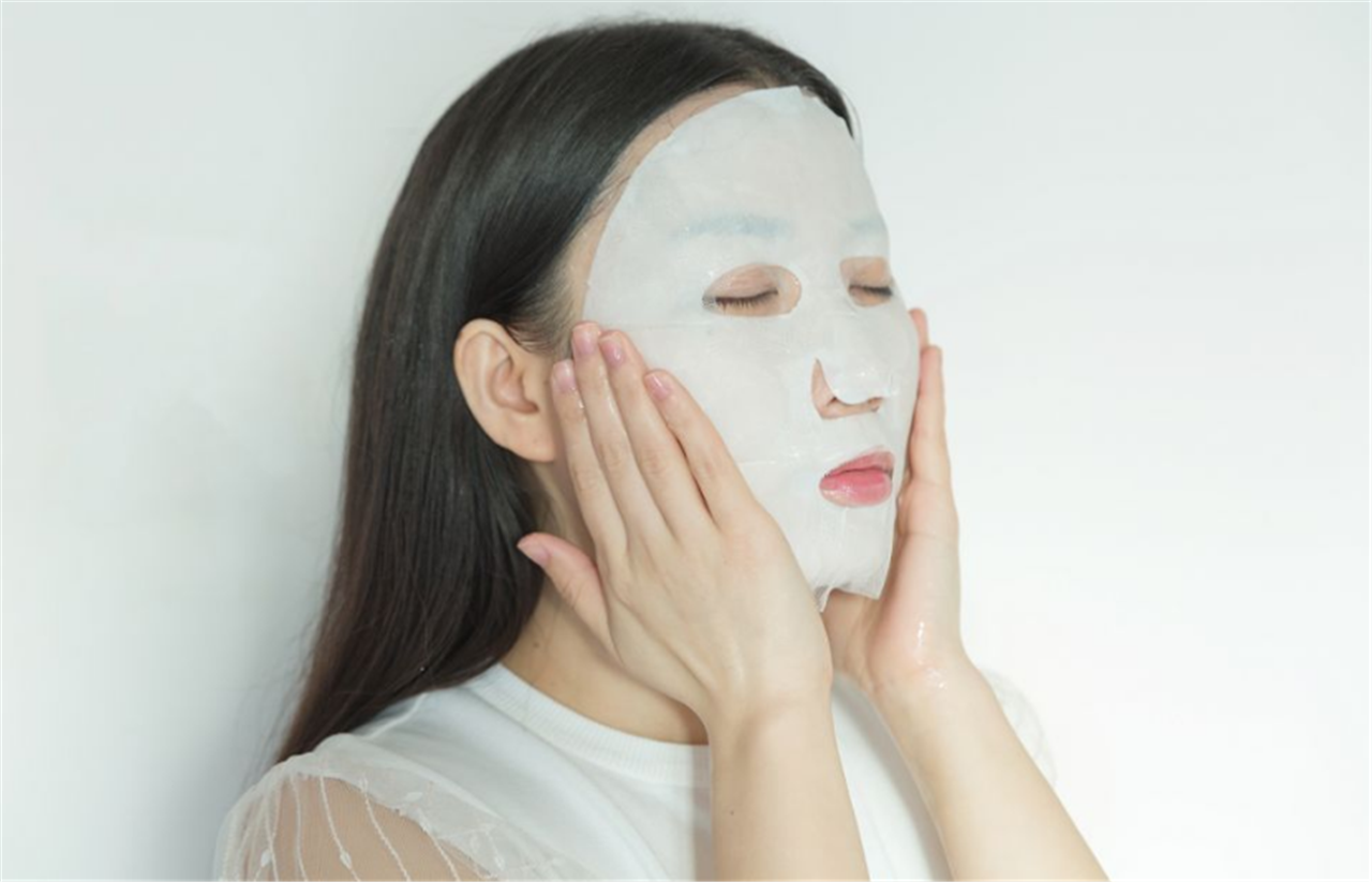 最好是在敷面膜的过程中,轻柔的以打圈的方式按摩,从下巴逐渐往脸颊