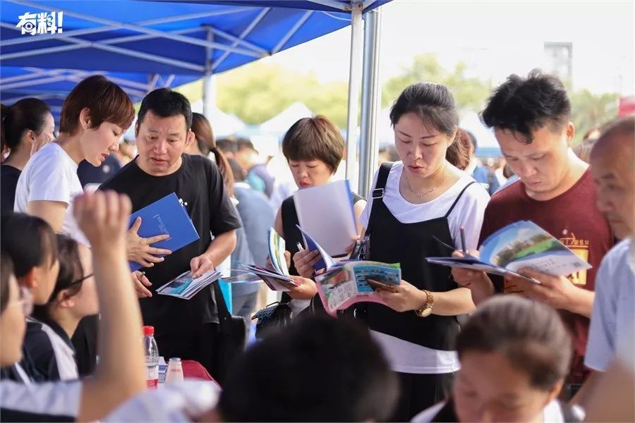 中职招生咨询会现场火爆升学就业两不误职业教育前景佳