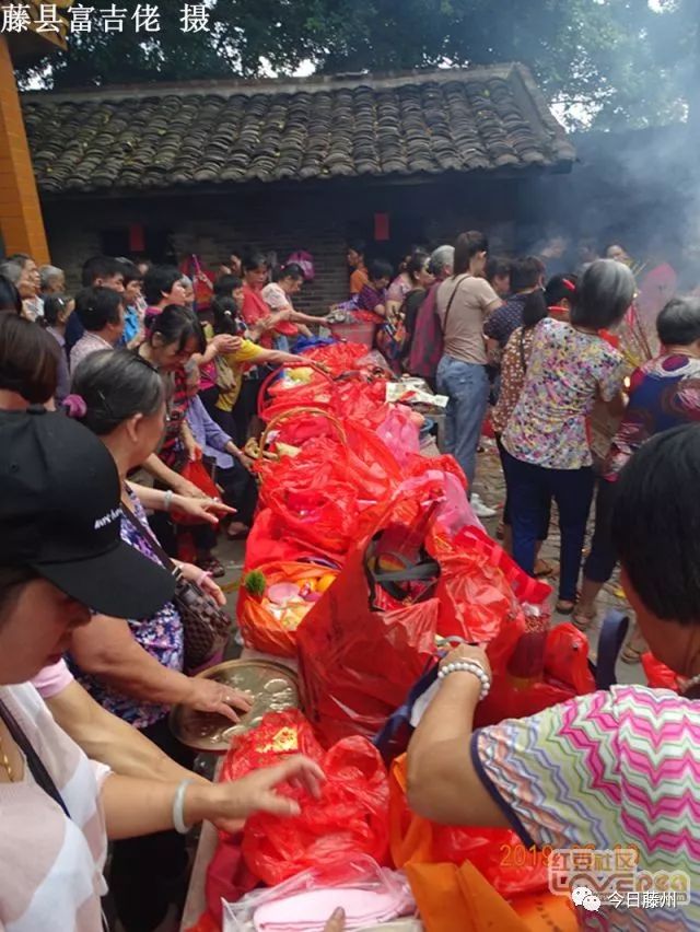 现场烟火鼎盛藤县龙母诞藤县龙母庙举行纪念活动