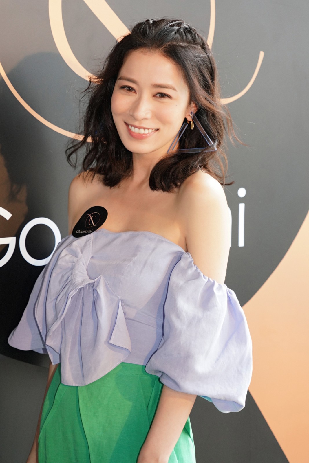 佘诗曼进军设计界创立泳衣品牌秀小蛮腰尽秀曼妙身姿