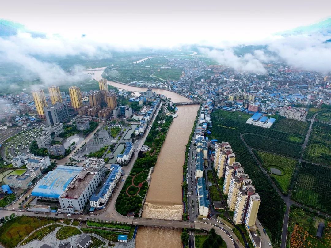 今天十年一遇洪峰过境余庆县城