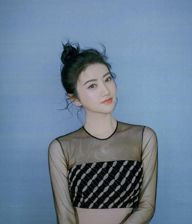 31岁景甜分手后首次公开亮相,性感黑纱礼服尽显熟女风范