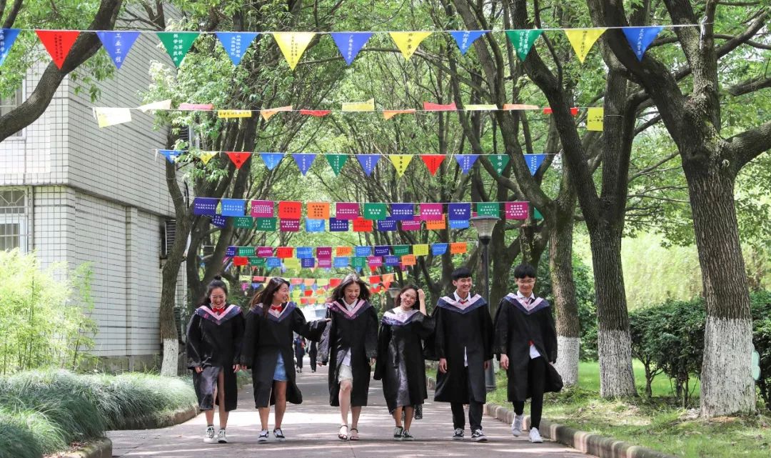 宁波财经学院校服图片