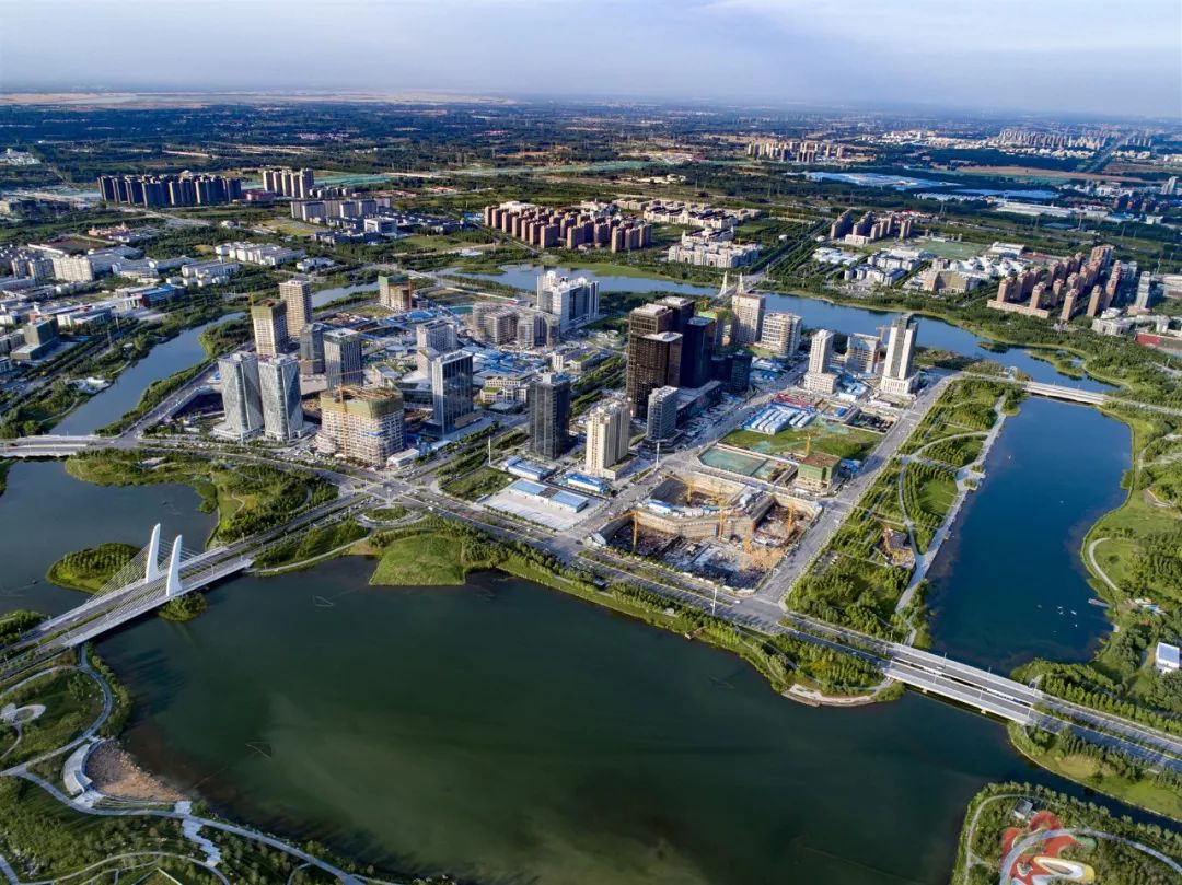 始建于2003年的郑东新区龙子湖高校园区又称龙子湖大学城,东大学城