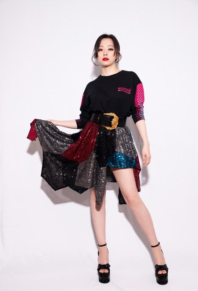 张靓颖穿着真大胆,透视高开叉连衣裙配短靴,舞台上魅力十足